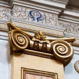 Su entrambi i lati fanno capolino tre cappelle coperte da archi a tutto sesto e divise da lesene con capitelli ionici in oro zecchino
